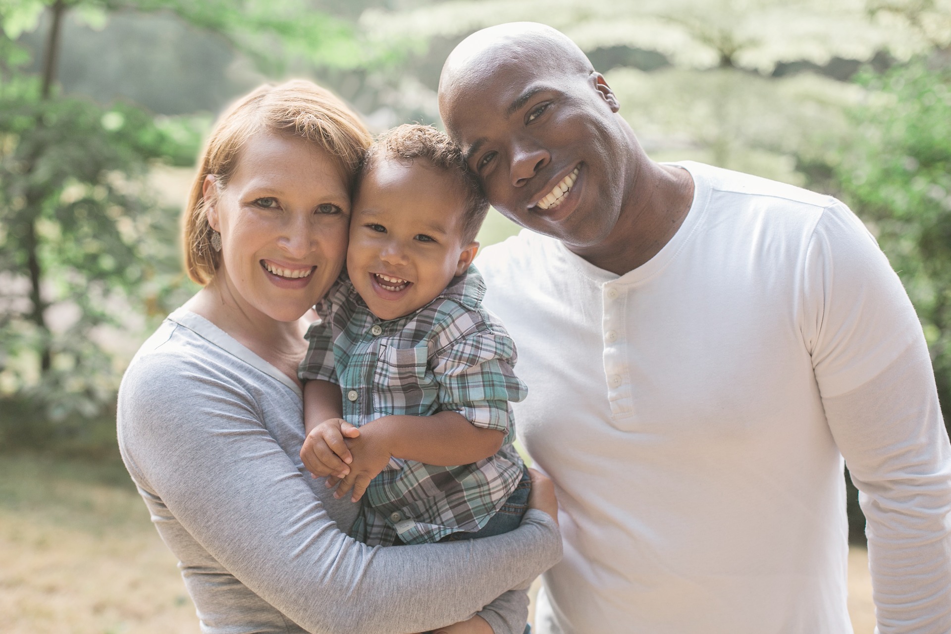 Familia sonriendo